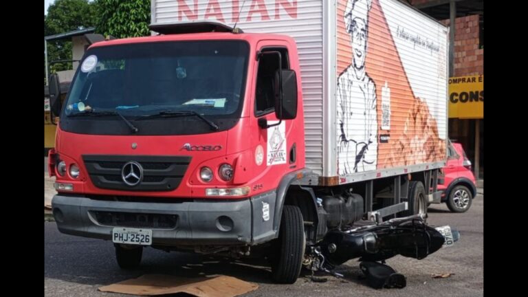 Acidente entre caminhão-baú e motocicleta deixa duas pessoas feridas, em Manaus