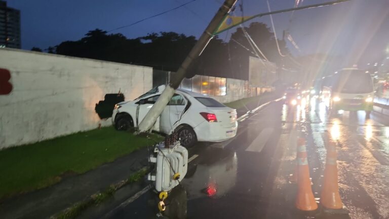 Condutor perde controle e bate com carro em poste e muro do clube da OAB, em Manaus