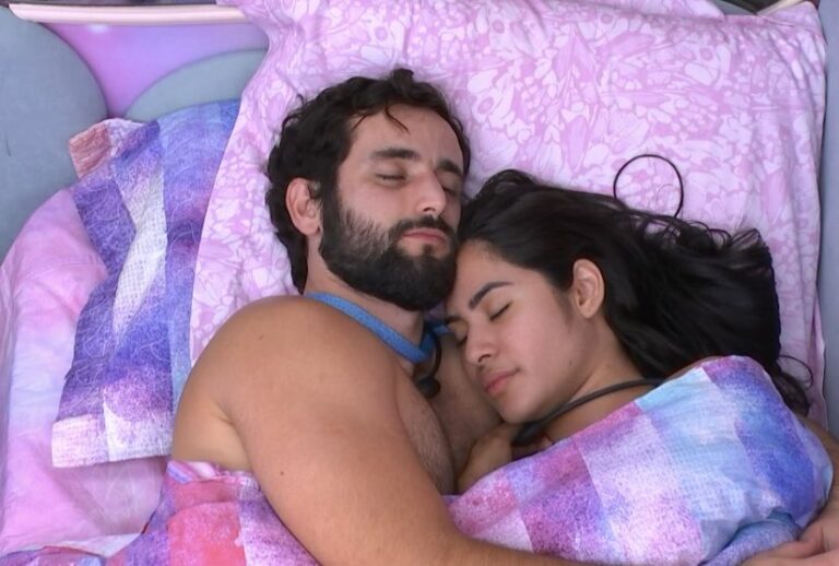 Matteus e Isabelle dividem edredom no BBB 24 e brother pede: ‘Um selinho’