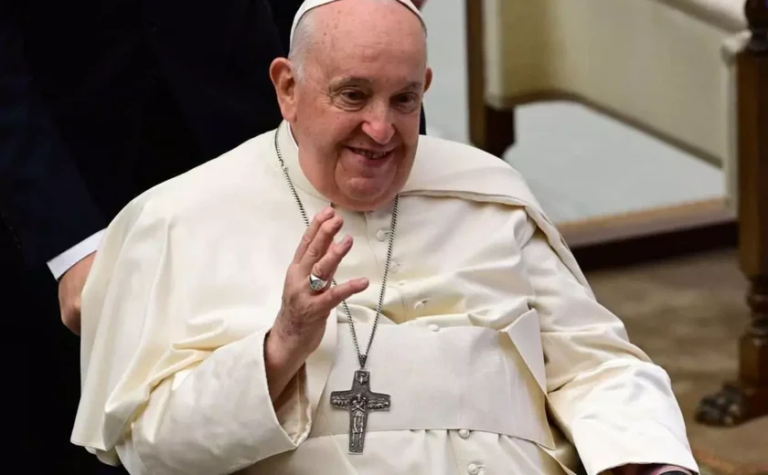 Papa Francisco recebe alta