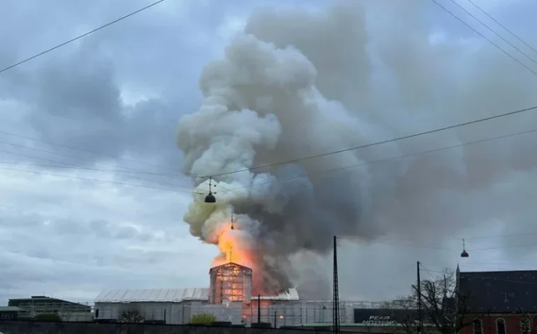 Na Dinamarca, incêndio atinge Bolsa de Valores de Copenhague