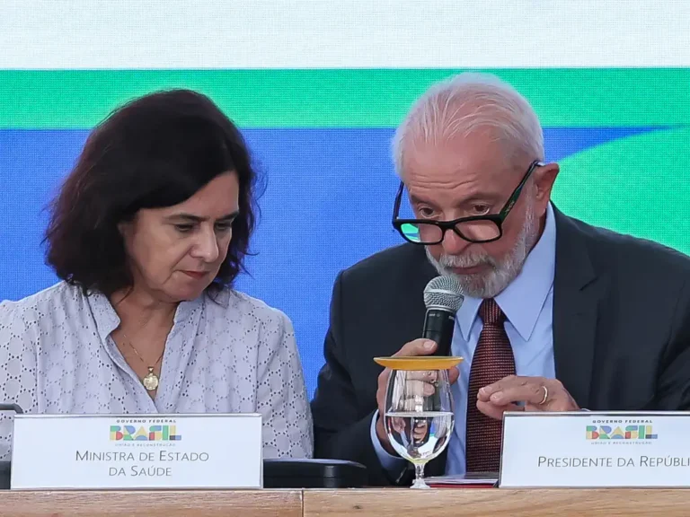Lula faz afago à ministra da Saúde após críticas durante lançamento do SUS Digital