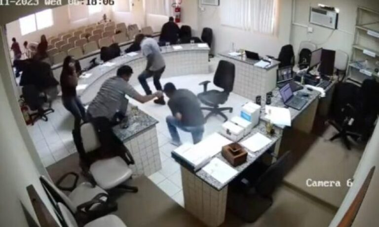 VÍDEO: Veja momento em que filho invade júri e atira contra acusado de matar seu pai, no PE