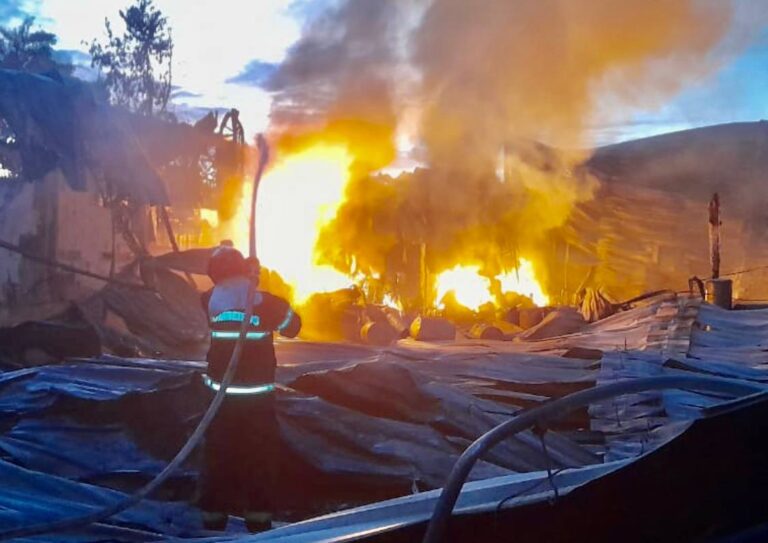 Incêndio de grande proporção atinge fábrica de colchões, em Rio Preto da Eva, no AM