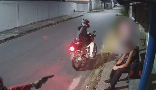 VÍDEO: Criminosos armados assaltam vítimas em parada de ônibus, em Manaus