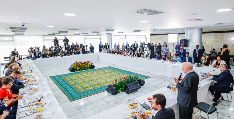 VÍDEO: Lula diz que "não se preocupa com atos de fascistas", ao comentar manifestação de Bolsonaro