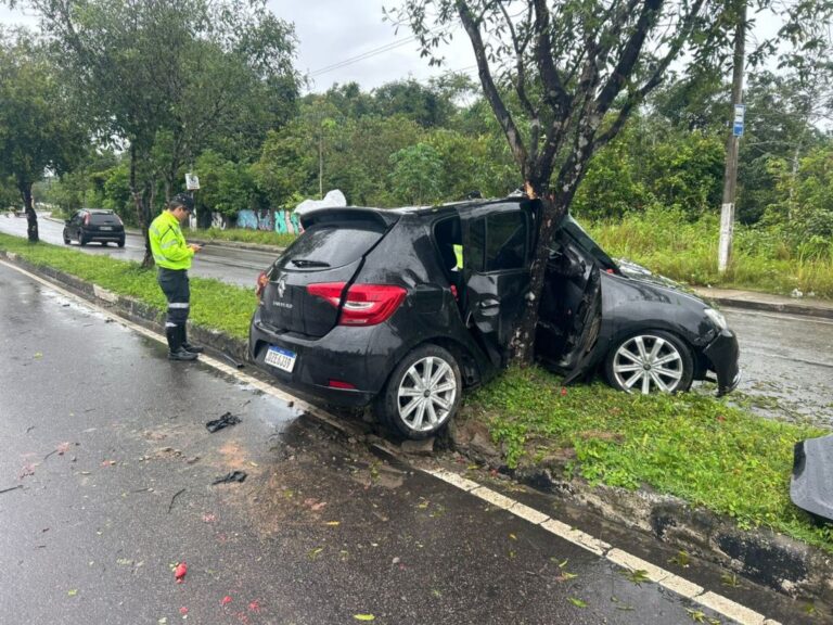 Casal fica ferido após veículo colidir contra árvore em Manaus