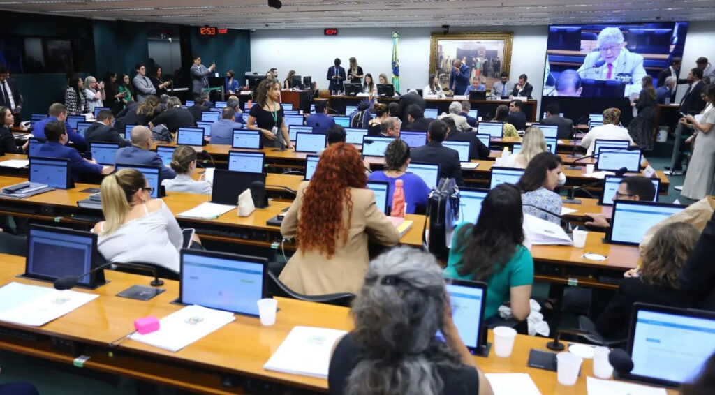 CCJ da Câmara aprova a manutenção da prisão de Chiquinho Brazão, suspeito no caso Marielle