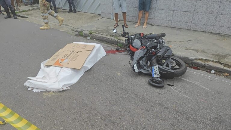 VÍDEO: Motociclista se desequilibra, garupa cai e é esmagada por caminhão baú, em Manaus VÍDEO: Motociclista se desequilibra, garupa cai e é esmagada por caminhão baú, em Manaus