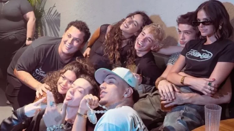 Marquezine é vista no colo de João Guilherme em meio a rumores de namoro