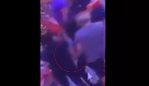VÍDEO: Em fila de supermercado, homem passa a mão na bunda de mulheres, em Manaus