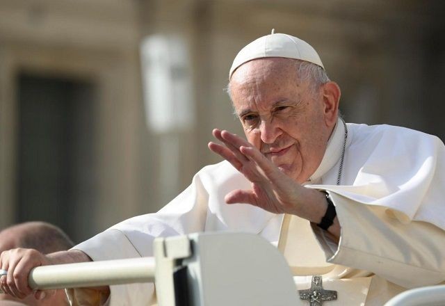 Vaticano chama mudança de gênero de "ameaça à dignidade humana"
