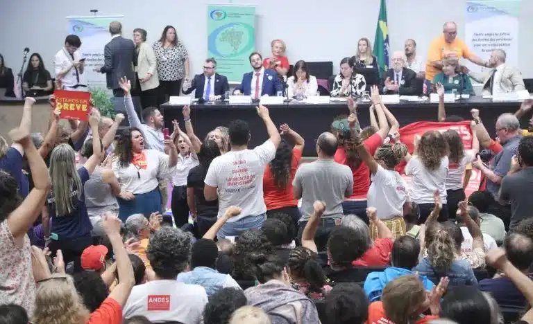 Governo Lula propõe a servidores federais da Educação reajuste de 9% em 2025