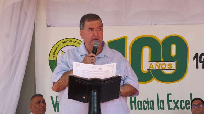 VÍDEO: Calça de prefeito cai durante discurso em escola na Colômbia