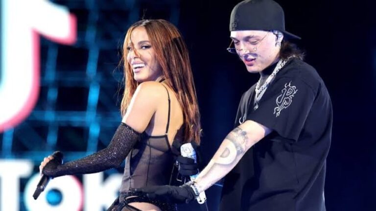 VÍDEO: Anitta e Peso Pluma são flagrados saindo abraçadinhos de restaurante em Las Vegas