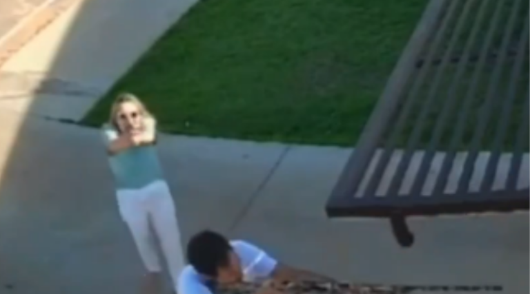 VÍDEO: Mulher suspeita de matar idosos e ferir padre a tiros debochou da câmera de segurança antes de fugir