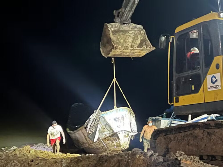 Barco encontrado com 20 corpos no Pará chega à terra firme para início da perícia