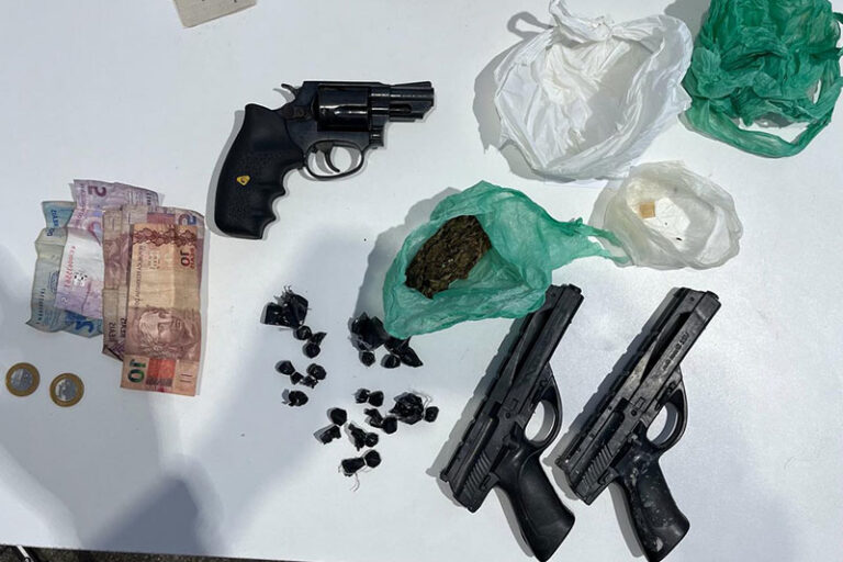 Casal é preso em flagrante com dinheiro, armas e drogas em Carauari