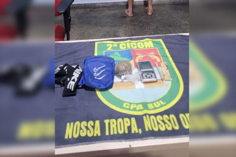 Ação policial prende homem em área de tráfico de drogas, em Manaus