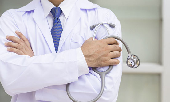 Nos Estados Unidos, médico é acusado de abusar sexualmente de mais de 200 pacientes