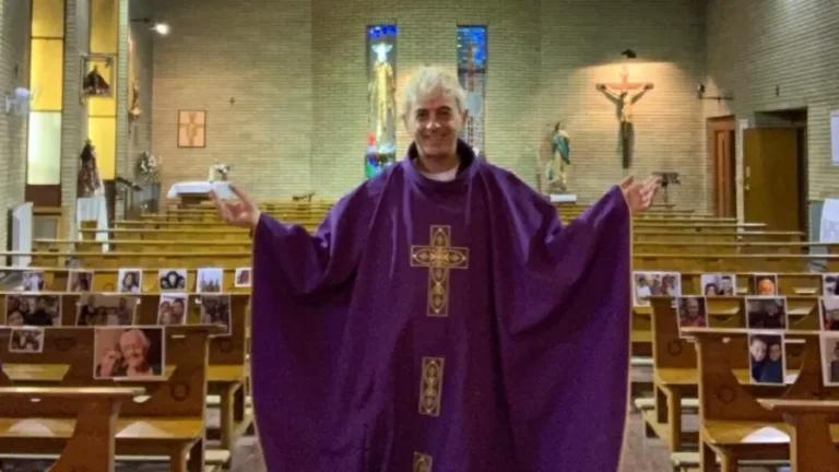 Padre morre após vela queimar sua roupa durante Vigília Pascal na Espanha
