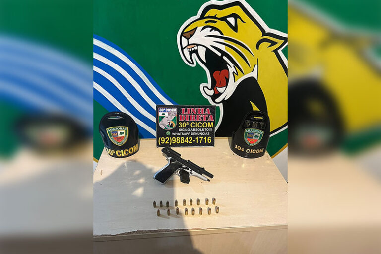 Dois homens são presos com arma de fogo na zona Leste de Manaus Dois homens são presos com arma de fogo na zona Leste de Manaus