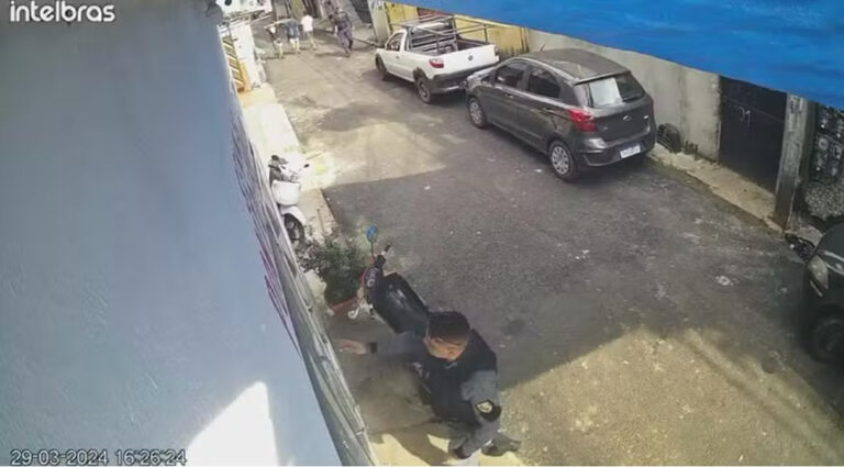 VÍDEO: PMs de Manaus são filmados mandando moradores tirarem câmeras de casa na Zona Oeste