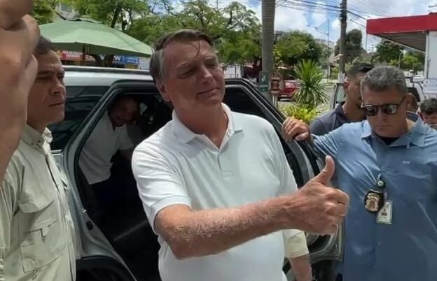“Não dormi essa noite”, diz Bolsonaro após atendimento no Hospital Santa Júlia em Manaus