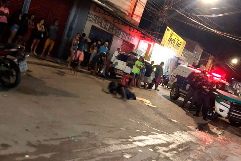 Homem é morto a tiros no meio da rua, na zona Oeste de Manaus