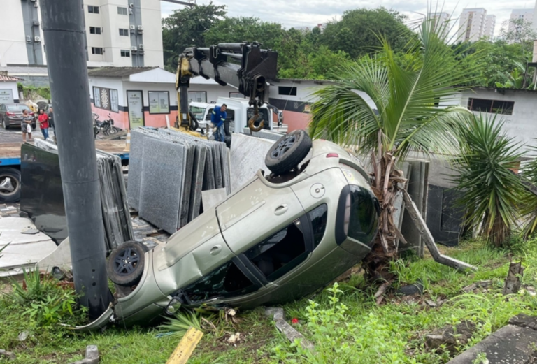 Carro despenca de barranco, capota e invade terreno de marmoraria, em Manaus