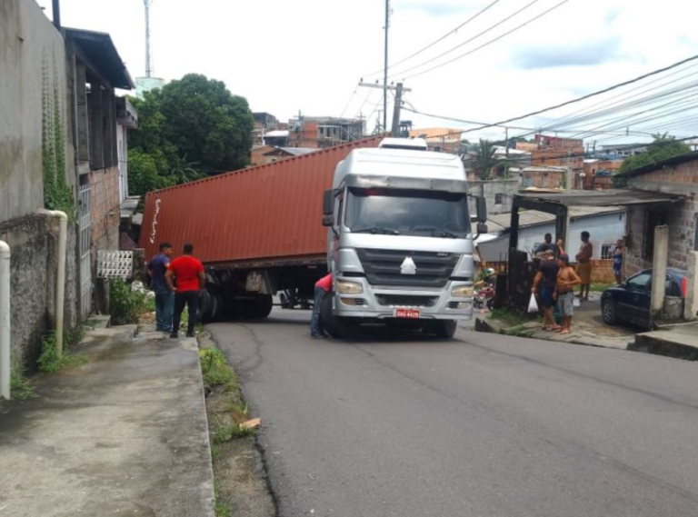 Carreta com contêiner perde o controle e atinge casa, em Manaus