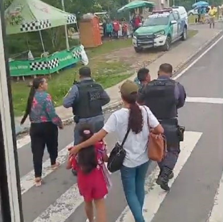 VÍDEO: Homem passa a mão em parte intima de criança dentro de ônibus em Manaus