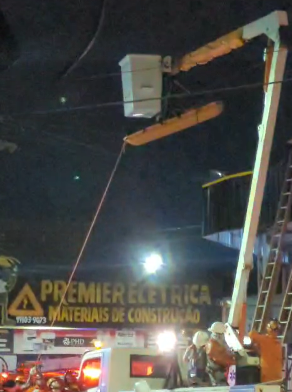 Homem fica preso no telhado ao sofrer descarga elétrica em Manaus