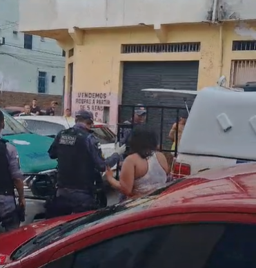 VÍDEO: Homem é espancado por populares acusado de estuprar criança de 5 anos, no Centro de Manaus VÍDEO: Homem é espancado por populares acusado de estuprar criança de 5 anos, no Centro de Manaus