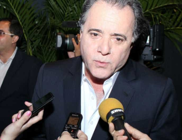 Tony Ramos já conversa e apresenta contínua evolução no quadro clínico, informa boletim médico