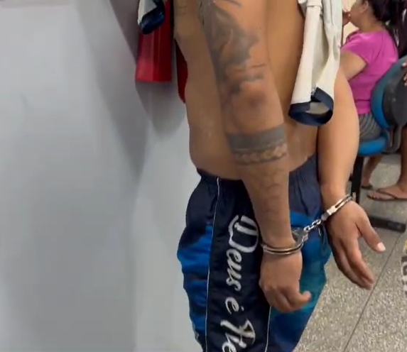 Polícia prende homem flagrado com arma na cintura próximo a campo de futebol, em Manaus