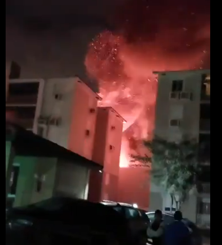 VÍDEO: Incêndio de grandes proporções atinge prédio em Porto Alegre