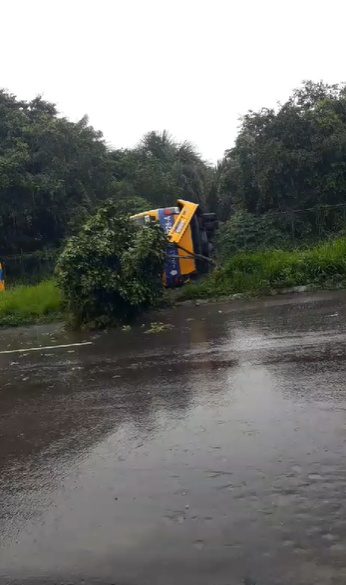 VÍDEOS: Micro-ônibus ‘Amarelinho’ colide com meio-fio e invade pista, em Manaus
