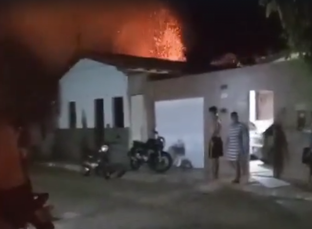 Celular explode e casa pega fogo na Bahia