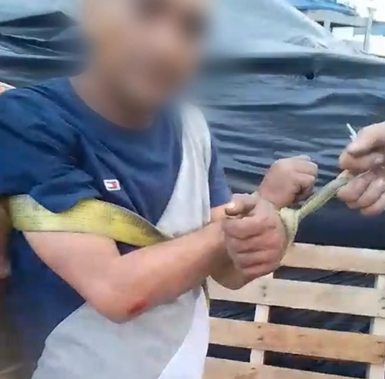 VÍDEO: Suspeito de roubar fios de empresa é amarrado e espancado em Manaus