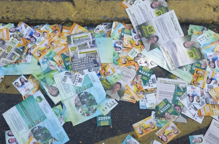Candidatos que derramarem santinhos nas ruas podem ser cassados, sugere Amom Mandel 