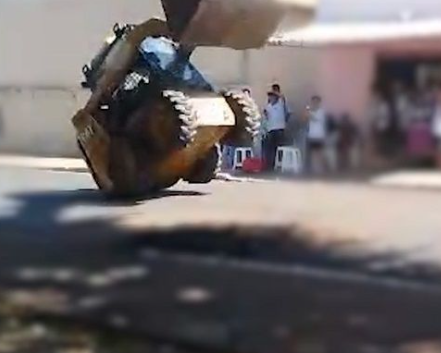 Operador é demitido após empinar trator no meio da rua em SP