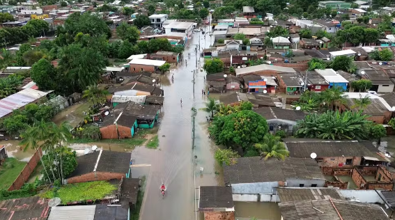 Em Itacoatiara, bairros são atingidos por temporal