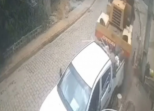 VÍDEO: Homem morre atropelado por rolo compressor desgovernado no RJ