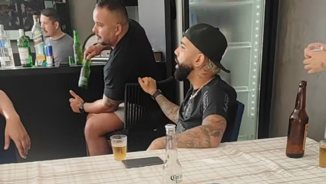 Polêmica: Após foto, Gabigol nega ter usado camisa do Corinthians