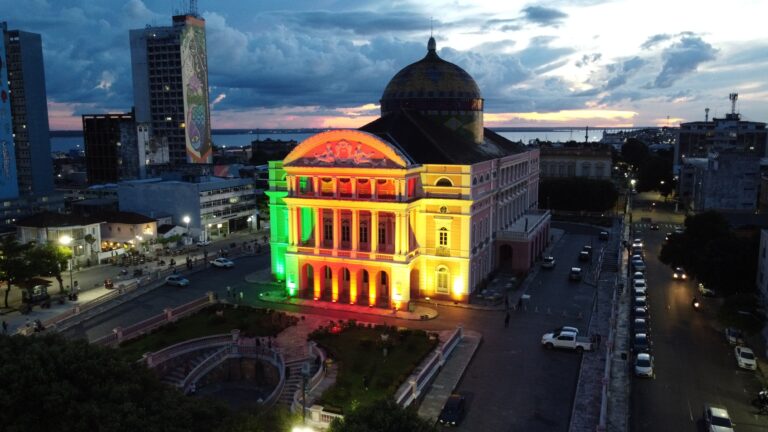 Teatro Amazonas recebe iluminação com as cores da bandeira do Rio Grande do Sul