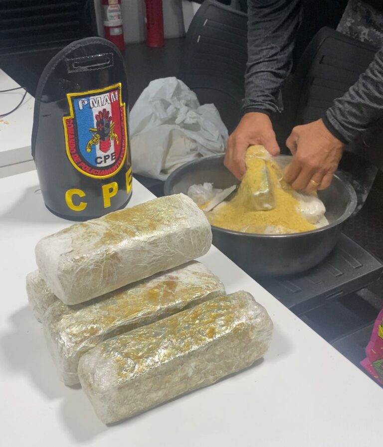 Droga escondida em meio à goma e farinha de mandioca é apreendida no Amazonas