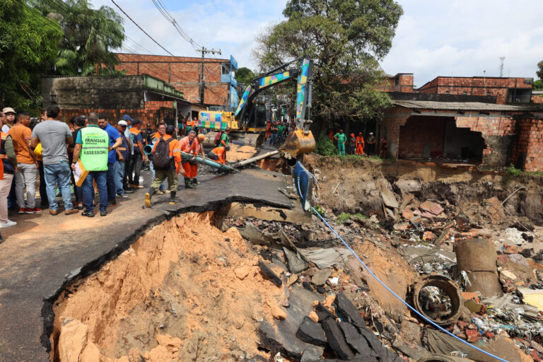 Inicia operação para reconstruir ponte que desabou na rua Rio Pitinga no São José 