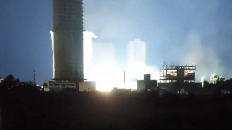 VÍDEO: Explosão em subestação deixa 32 mil residências sem luz, em SC VÍDEO: Explosão em subestação deixa 32 mil residências sem luz, em SC