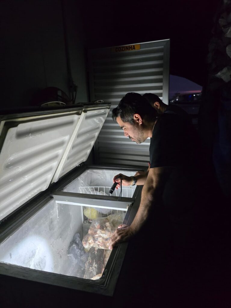 Polícia apreende 100 kg de carne de jacaré dentro de embarcação, em Manaus